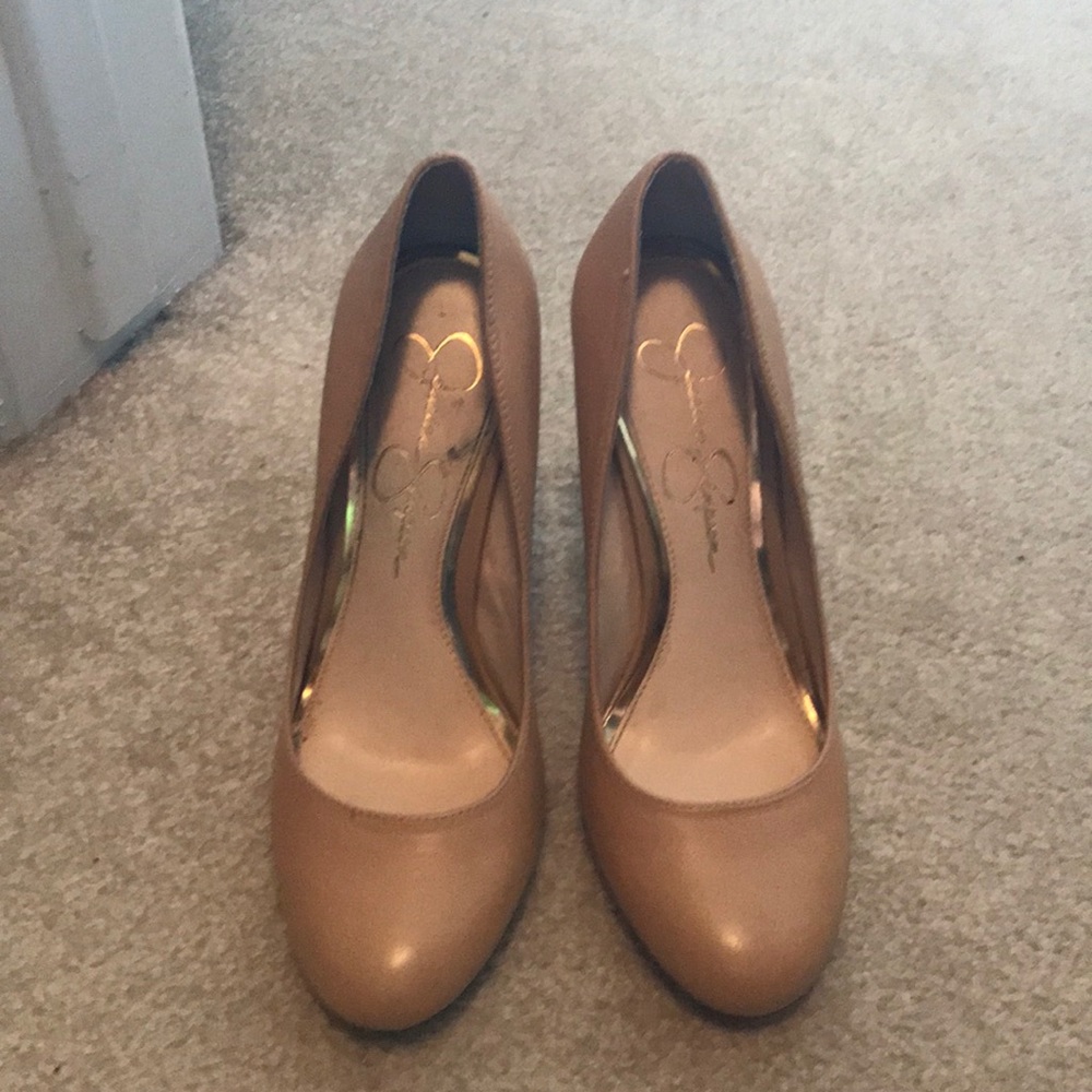 Nude pumps